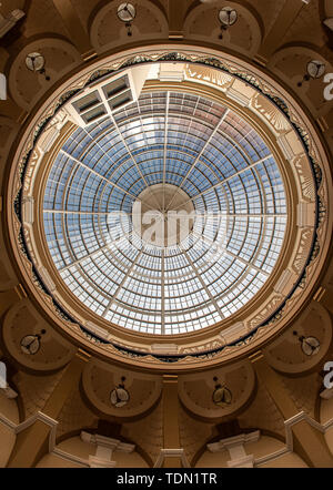 Il Vetro a cupola sopra l'entrata di Blackpool Winter Gardens di Blackpool cittadina balneare, LANCASHIRE REGNO UNITO Inghilterra parte del grado2* buildi elencati Foto Stock