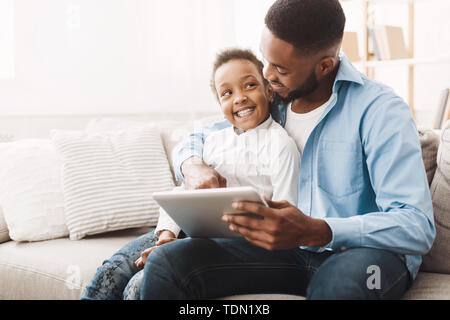 African padre e figlia giocando su Tablet Foto Stock