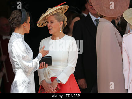 La Contessa di Wessex (destra) parla di Queen Letizia di Spagna durante l annuale Ordine della Giarrettiera in servizio alla cappella di San Giorgio e Castello di Windsor. Foto Stock