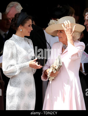 (Da sinistra a destra) Queen Letizia di Spagna i colloqui con la Duchessa di Cornovaglia, durante l annuale Ordine della Giarrettiera in servizio alla cappella di San Giorgio e Castello di Windsor. Foto Stock