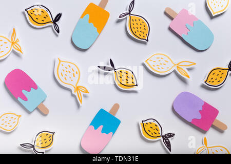 Creative estate sfondo con gelato e limoni freschi Foto Stock