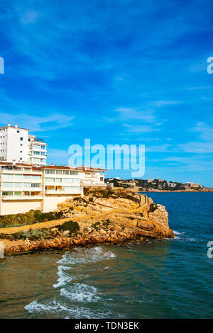 Vista del Platja dels Llenguadets cove e la costa nord di Salou, circondato da Cami de Ronda, una passeggiata al confine con l'oceano, in questo fam Foto Stock