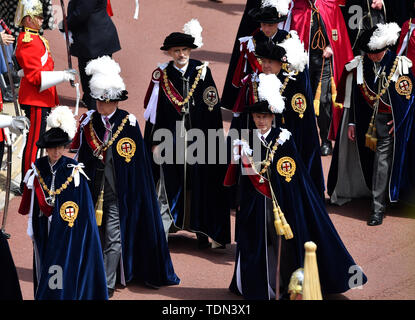 The Princess Royal, il Duca di York e il Conte di Wessex a piedi nella parte anteriore del re Felipe VI di Spagna (centro sinistra) e Re Willem-Alexander dei Paesi Bassi (centro destra) seguito dal Duca di Cambridge e il Principe di Galles durante l annuale Ordine della Giarrettiera in servizio alla cappella di San Giorgio e Castello di Windsor. Foto Stock