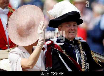 Olandese Willem-Alexander re e regina Maxima lasciare l Ordine annuale della Giarrettiera in servizio alla cappella di San Giorgio e Castello di Windsor. Foto Stock