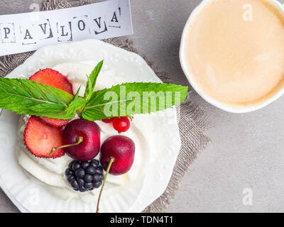 Pavlova meringa torta con frutti di bosco freschi su sfondo bianco Foto Stock