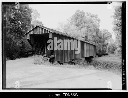 Vista prospettica del portale sud. Nota come gli angoli del portale circa 5' in avanti oltre l'approccio. - Red Oak Creek bridge spanning (grande) Red Oak Creek, Huel strada marrone (coperto Bridge Road), Woodbury, Meriwether County, GA Foto Stock