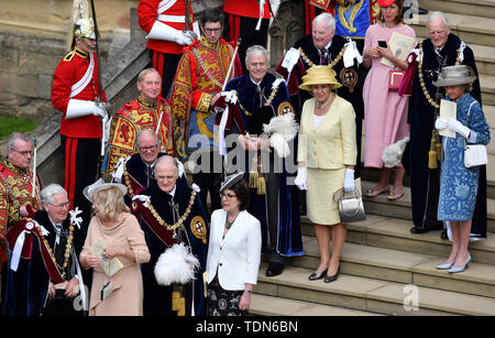 Ex primo ministro John Major e sua moglie Norma principali (centro) lasciare dopo l annuale Ordine della Giarrettiera in servizio alla cappella di San Giorgio e Castello di Windsor. Foto Stock