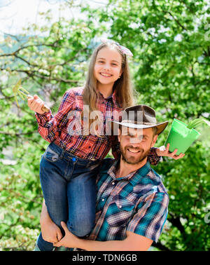 Ecologia Ambiente. suoli e fertilizzanti. molla village country. azienda di famiglia. agricoltura. bambina uomo felice papà. La giornata della terra. nuova vita. padre e figlia sul ranch. Questo è il mio preferito fiore. Foto Stock