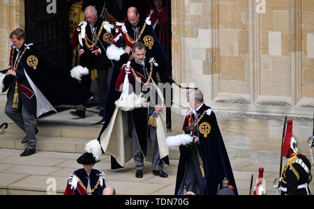 Il re Filippo VI di Spagna (2a destra), Re Willem-Alexander dei Paesi Bassi (sinistra), il Duca di Cambridge (terza a destra) e il Principe del Galles (seconda a sinistra) lasciare dopo l annuale Ordine della Giarrettiera in servizio alla cappella di San Giorgio e Castello di Windsor. Foto Stock