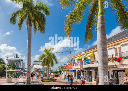 PHILIPSBURG, Sint Maarten - Dicembre 13, 2016: San Maarten dell'economia è basata sul turismo da turisti che soggiornano sull'isola o dai molti crociera l Foto Stock