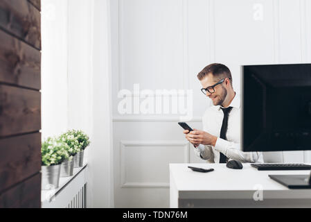 Successo imprenditore bello lavorare nel suo ufficio Foto Stock