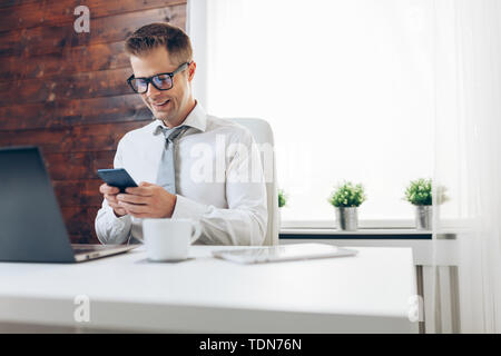 Successo imprenditore bello lavorare nel suo ufficio Foto Stock
