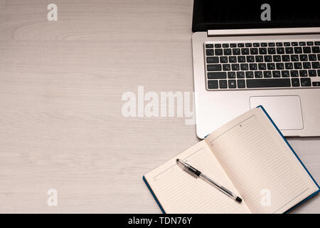 Business, pianificazione, formazione online e digitale il concetto di apprendimento-aperto il notebook con la penna nera e argento portatile su un bianco tavolo di legno, vista dall'alto, c Foto Stock