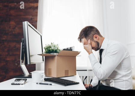 Siamo rimasti delusi imprenditore deselezionando la sua scrivania dopo essere stato reso ridondante Foto Stock