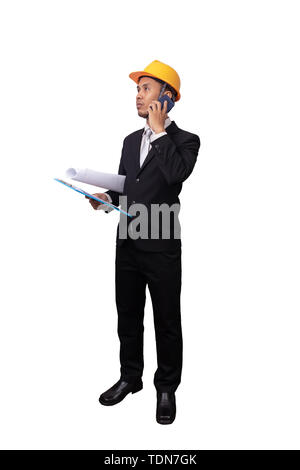 Ritratto pieno di ingegnere asiatici man standing isolato su sfondo bianco con percorso di clipping. ingegnere con giallo casco di sicurezza hanno blueprint in han Foto Stock