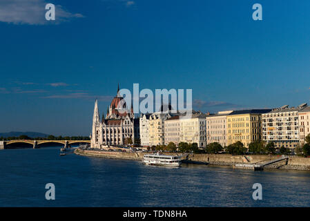 Blick ueber die Donau zum Parlament, Pest, Budapest, Ungarn, Europa Foto Stock