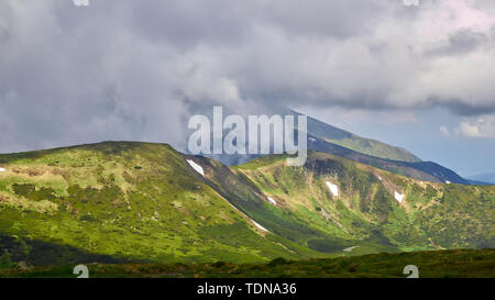 La montagna nel cloud e la nebbia Foto Stock