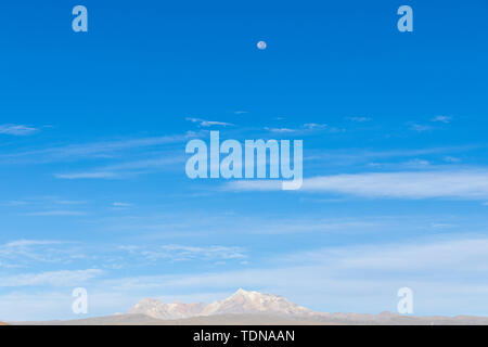 Luna piena sopra le vette delle Ande in Yanque, il Canyon del Colca, Perù, Sud America Foto Stock