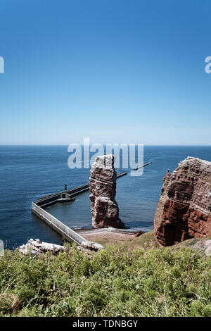 In alto mare pila Lange Anna sull isola di Helgoland, Germania circondato da uccelli in volo su soleggiate giornate estive Foto Stock