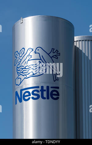 Pontecesures, Spagna; 16 giugno 2019: Nestle logo sul serbatoio della fabbrica Pontecesures Foto Stock