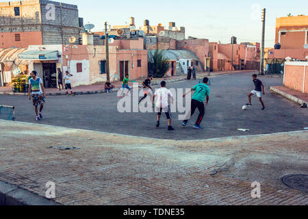 Africa, Mauritania, Ayoun, Sanmao ex residenza, ex residenza, Sanmao, scrittore Taiwanese, strade, città, giunzioni, immobili, edifici, bambini, residenti, strade e case Foto Stock