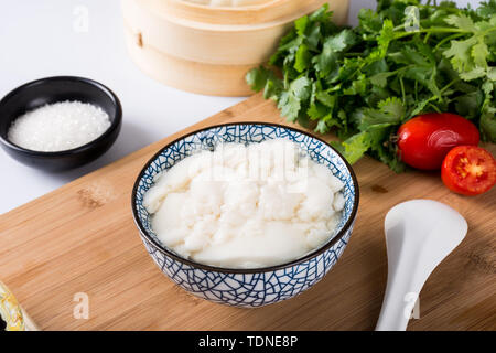 Tofu brain un famoso e tradizionale snack, noto anche come tofu fiore, fiore di fagiolo misto, secondo i gusti locali, vi è una distinzione tra dolce e salato. Foto Stock