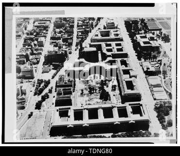 Fotocopia di originale in bianco e nero argento stampa di gelatina, vista aerea del Triangolo Federale, edificio IRS lato est del vecchio edificio dell'ufficio postale, 1936, fotografo sconosciuto - Internal Revenue Service Headquarters Building, 1111 Constitution Avenue a nord-ovest di Washington, Distretto di Columbia, DC Foto Stock