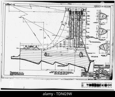 Fotocopia della costruzione originale disegno, 29 maggio 1935 (Originale stampa in possesso degli Stati Uniti Esercito di ingegneri, Distretto di Portland, Portland, O.) (M-5-12, Foglio n. 11) sfioratore DAN sezione diga attraverso la prima fase di costruzione. - Progetto Bonneville, Bonneville Dam, Columbia River, Bonneville, Multnomah County, o Foto Stock