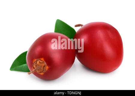 Tamarillo freschi frutti con foglie isolati su sfondo bianco Foto Stock