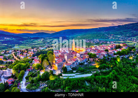 Vista aerea della città di Pinguente in Istria, Croazia Foto Stock