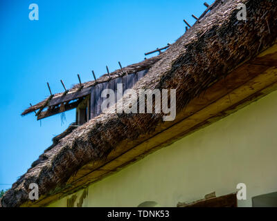 Vista sul tatched tetto di un tradizionale ungherese pise house di Szentendre, Ungheria in una giornata di sole. Foto Stock