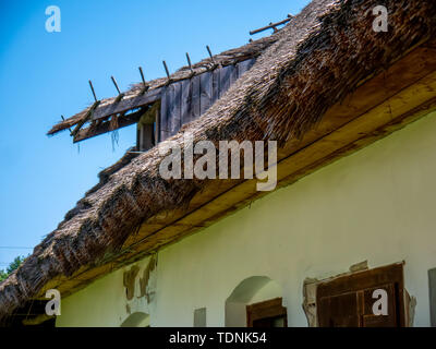 Vista sul tatched tetto di un tradizionale ungherese pise house di Szentendre, Ungheria in una giornata di sole. Foto Stock