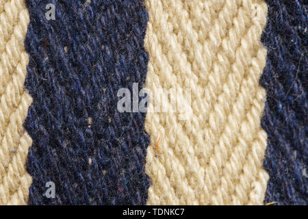 Tweed a spina di pesce con sfondo vicino sul tessuto texture. A strisce blu e il materiale bianco Foto Stock