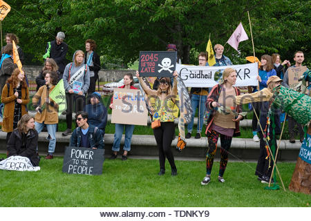 Edimburgo, Scozia, 17 giugno 2019. Estinzione della ribellione Scozia sfilata di vita, a marzo dal Castello di Edimburgo giù il Royal Mile all'Holyrood accampamento ribelle al di fuori del parlamento scozzese. Qui mostrata al di fuori del Parlamento. Si tratta di evidenziare la riduzione delle emissioni di anidride carbonica causa e di mantenere la pressione sui politici che discuterà il disegno di legge sul clima il 18 e 25 giugno. Credito: Craig Brown Foto Stock