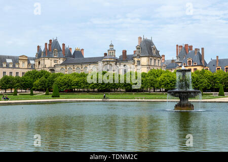 Fontana e stagno nel grande parterre di Château de Fontainebleau, Seine-et-Marne, regione di Île-de-France di Francia Foto Stock