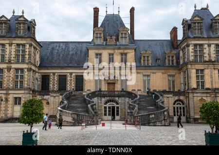 Cortile principale di Château de Fontainebleau, Seine-et-Marne, regione di Île-de-France, Francia Foto Stock