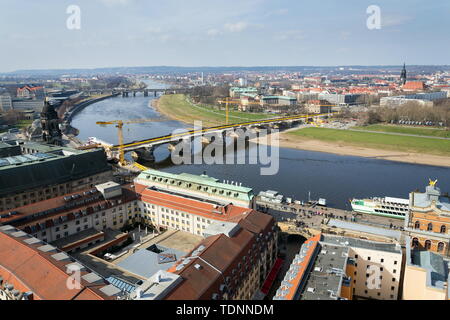 Vista aerea di Dresda Cattedrale della Santissima Trinità con Augusto ponte sul fiume Elba a Dresda, in Germania, soleggiata giornata di primavera Foto Stock