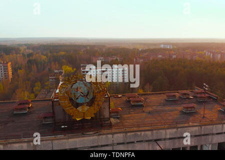 Paesaggio vista superiore della centrale nucleare di Chernobyl si apre. Viste della città di pripjat vicino alla centrale nucleare di Cernobyl al tramonto, aeria Foto Stock