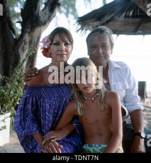 Die deutsche Fernsehmoderatorin, Programmsprecherin, Schauspielerin und ehemalige Miss Mondo Petra Schürmann mit Ihrem Partner Gerhard Freund und Tochter Alexandra Freund im Urlaub am Strand, ca. 1978. TV tedesca presenter, programma annunciatore, attrice e ex Miss Mondo Petra Schürmann con il suo partner Gerhard Freund e figlia Alexandra Freund in vacanza in spiaggia, ca. 1978. Foto Stock