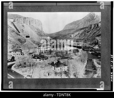 Fotocopiata da Photo 1103, Cartella Olmstead -2, Dipartimento di Ingegneria, Utah forza e luce Co., Salt Lake City, Utah. Vista generale del sito, c.1920? (Mostra fotografica di Denver e RIO GRANDE WESTERN RR Ponte, spostato al sito nel 1919.) - Telluride Power Company, Olmsted Centrale Idroelettrica, bocca di Provo River Canyon West degli Stati Uniti Route 189, Orem, Utah County, UT; Utah potenza e Light Company; Nunn, L L; Nunn, P N; Corona, Julie, trasmettitore Foto Stock