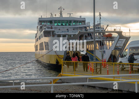 Le persone a bordo di una grande nave passeggeri a Punta Arenas, Cile Foto Stock