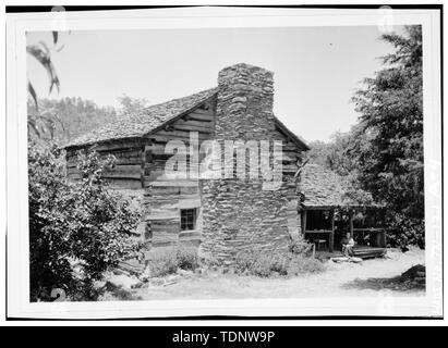 Fotocopia di Maggio 21, 1936 foto illustrante la casa (sud) anteriore. La fotografia originale è stato preso da Edouard E. Exline ed è uno dei cinque fotografie in album, 'uno schizzo della vita di montagna- Parco Nazionale di Great Smoky Mountains", compilata da Edouard E. Exline e C.S. Grossman. L'album è su file presso il Parco Nazionale di Great Smoky Mountains; la fotografia numero è II-B-(7)-8083. - Walker fattoria di famiglia, grande casa, Gatlinburg, Sevier County, TN Foto Stock