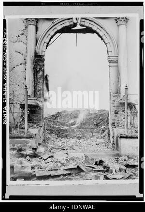 Fotocopia del 23 ottobre 1926, fotografia di San Francisco Call-Bulletin Libreria. Rovine di ingresso est - la missione di Santa Clara de Asis, Franklin e concedere strade, Santa Clara, Contea di Santa Clara, CA Foto Stock