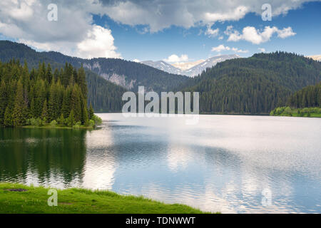 Vista del lago Bolboci nelle montagne di Bucegi, Romania sulla giornata di sole Foto Stock