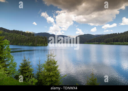 Vista del lago Bolboci nelle montagne di Bucegi, Romania. La diga Bolboci Foto Stock