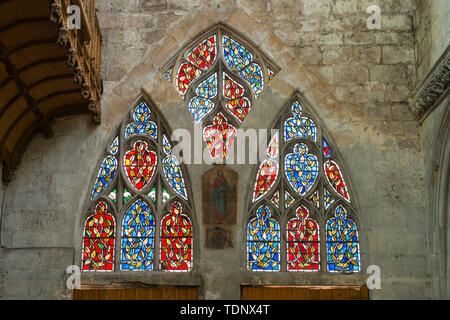 Le finestre di vetro macchiate di Eglise Notre-dame di Moret-sur-Loing, Seine-et-Marne, Île-de-France regione di nord-Francia centrale Foto Stock