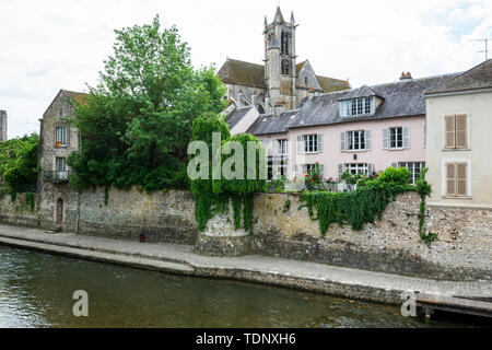 Fiume Loing con Eglise Notre Dame in background, Moret-sur-Loing, Seine-et-Marne, Île-de-France regione di nord-Francia centrale Foto Stock