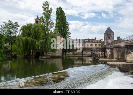 Weir sul fiume Loing con Provencher Mill e Porte de Bourgogne in background, Moret-sur-Loing, Seine-et-Marne, regione di Île-de-France di Francia Foto Stock