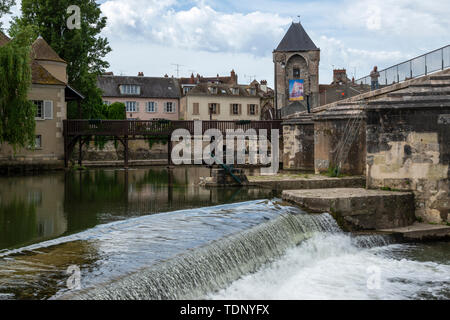 Weir sul fiume Loing con Provencher Mill e Porte de Bourgogne in background, Moret-sur-Loing, Seine-et-Marne, regione di Île-de-France di Francia Foto Stock