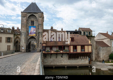 Porte De Bourgogne vista dal ponte sul fiume Loing di Moret-sur-Loing, Seine-et-Marne, Île-de-France regione di nord-Francia centrale Foto Stock